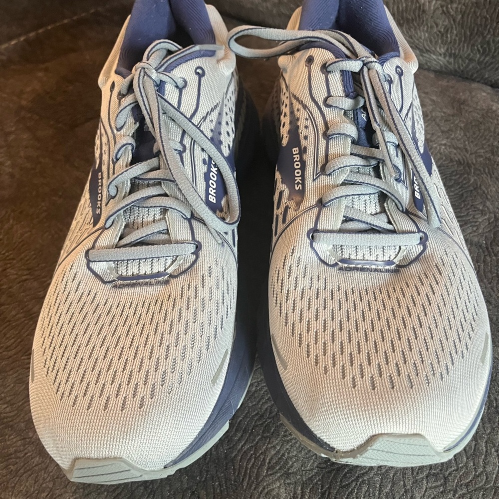 Men’s brooks size 9